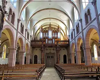 Église Saint Jean Baptiste de Buhl. Tribunes sur les bas-côtés et  tribune d'orgue au fond de la nef.