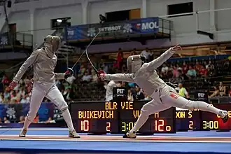 Vũ (à droite) contre Aliaksandr Buikevich, championnats du monde 2013