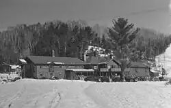 Façade de l'hôtel Alpine Inn, mars 1941