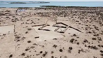 Une partie de la grande ville de pêche et de commerce de perles des VIe et VIIe&nbsp;siècles située sur l'île de Siniyah.