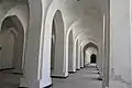 La galerie entourant la cour de la mosquée Kalon.