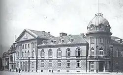 Dessin d'un bâtiment de pierre flanqué de deux tours cylindriques à dômes.