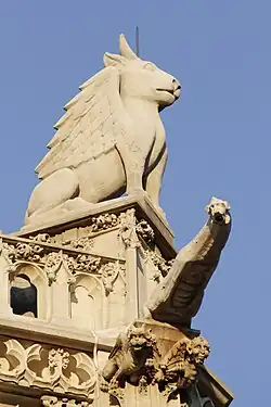 Le taureau ailé de saint Luc, par Jean-Louis Chenillion (1810–1875), au sommet de la tour.