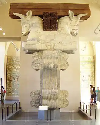 Chapiteau de colonne provenant de la salle d'audience du palais de Darius à Suse avec deux protomés de taureaux (VIe&nbsp;siècle&nbsp;av. J.-C.), Paris, musée du Louvre.