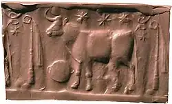 Impression moderne en argile beige d'un sceau-cylindre représentant un taureau sous trois étoiles et entouré de deux symboles.