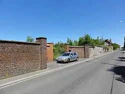 Mur d'enceinte de la fosse.