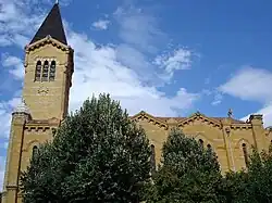 L'église Saint-Polycarpe située dans le village de Bully (Rhône).