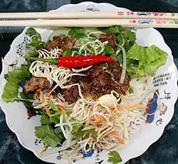 Bún thịt nướng, garni de porc.