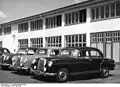 220 S devant l’usine de Sindelfingen en 1956.