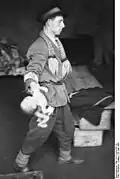Point de collecte des cadavres où un homme au brassard frappé d'une étoile de David transporte un bébé mort (25 mai 1941)