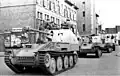 Plusieurs Sd.Kfz. 138 Marder III Ausf. M, ou Panzerjäger 38(t) mit 7.5 cm PaK 40/3 Ausf. M , dont la superstructure ouverte est placée à l'arrière.