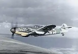 Photographie colorisée d'un avion en vol.