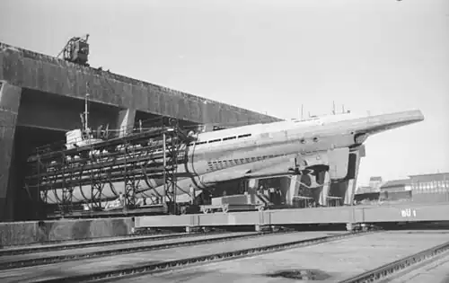 Sous-marin U-67, rentrant dans une alvéole de Keroman II (1942).