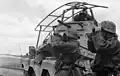 Soldats allemands et voiture blindée en observation. Elle porte une gigantesque antenne cadre pour les communications radio à longues distances.