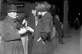 Prostituées achetant de la cocaïne à un vendeur de drogues à Berlin, en 1930.