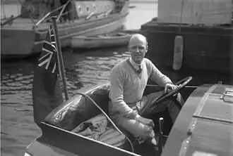 Sir Segrave en 1930, ici à bord d'un hors-bord