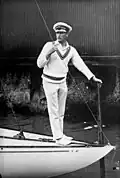 Le prince Olav sur son yacht en 1930.