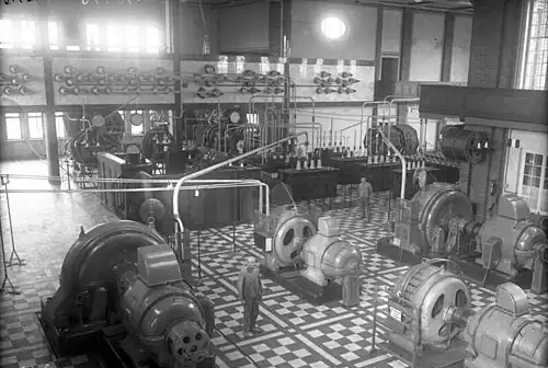 Émetteurs radio à alternateur. Les deux au centre étaient les unités de 100&nbsp;kW de 1913. Les deux sur les côtés étaient les unités de 400&nbsp;kW installées en 1916. À l'arrière se trouvent les transformateurs doubleurs de fréquence et les circuits LC.