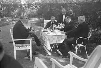 Échanges politiques menés par le ministre Julius Curtius dans les jardins du ministère (1931).