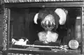Sceptre, orbe, sceau, chapeau électoral et casque mortuaire (1932)