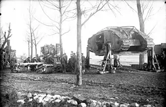 Chargement sur des wagons de chars anglais pris par l'armée allemande, à titre de butin, en 1917.