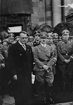 Photographie en noir et blanc de 1938 sur laquelle figurent, de gauche à droite, Arthur Seyss-Inquart, en civil, Adolf Hitler, Heinrich Himmler et Reinhard Heydrich, en uniforme (1938)