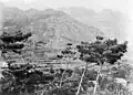 Paysage de montagnes au-dessus du monastère Hoa.
