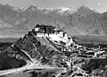 Le village de Shöl s'étendant devant le Potala (1938)