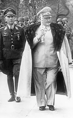 Photo en noir et blanc de deux hommes en uniforme.