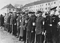 7. Octobre 1944, des hommes âgés lors d'une formation organisée par le Volkssturm. À droite, un pompier dans son uniforme ; ces combattants sont faiblement dotés d'un vieux fusil austro-hongrois Steyr-Mannlicher Gewehr 95.