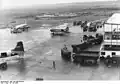 Camions de la 67th Transportation Company livrant les marchandises du Glessen Quartermaster Depot sur la base aérienne de Rhein-Main.