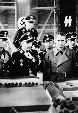 Photographie en noir et blanc de Himmler et Hess, en uniforme, au camp de concentration de Dachau en 1936