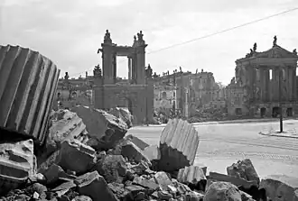 Tas de débris, des tronçons de colonne au premier plan, le Fortunaportal et le Stadtschloß au second.
