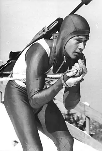 Photo de Frank-Peter Roetsch skiant pendant une épreuve de biathlon