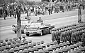 Les généraux Stechbarth (à gauche) et Keßler (à droite) dans leurs limousines de parade GAZ Tchaïka lors du défilé militaire du 39e&nbsp;anniversaire de la RDA en 1988.
