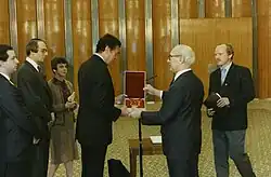 En 1988, avec Erich Honecker (Bronfman est le quatrième en partant de la gauche).