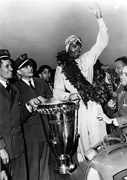 Photo de Bernd Rosemeyer recevant la coupe Vanderbilt.