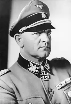 Photographie en noir et blanc de Josef Dietrich, en uniforme et arborant la croix de fer en 1943