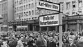 La rue est renommée en avril 1971.