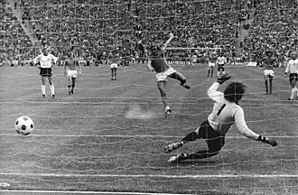 Ouverture du score sur penalty par Johan Neeskens.