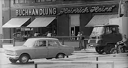 Librairie Heinrich-Heine en 1976 juste devant la bouche de métro fermée à l'époque.