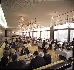 L'un des restaurants (1976).