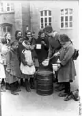 Enfants à une soupe populaire, en 1924.