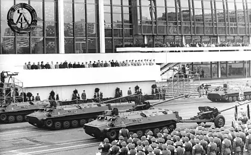 Défilé devant le Palais lors du 28ème anniversaire de la RDA en 1977.