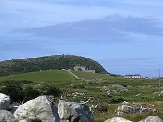 Vue de Doon Hill et du château de Bunowen
