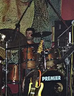 Photo d'un homme jouant de la batterie