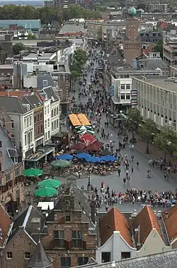 photo en hauteur d'une rue piétonne avec terrasses de cafés.