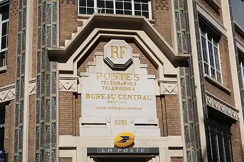 Détail de la façade mentionnant les PTT.