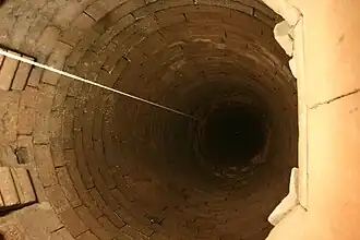 Grand puits entièrement maçonné, vue de dessus