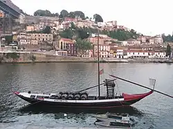 Bateau (rabelo) sur le fleuve Douro à Porto.
